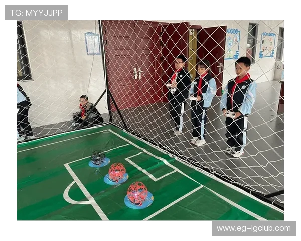 围绕足球小场景全景刻绘绿茵赛场团队协作与激情碰撞的精彩瞬间